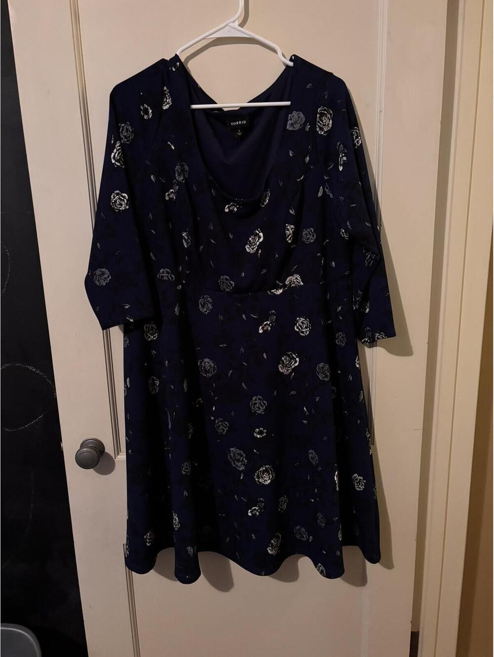 Torrid Navy Blue Dress with Silver Floral Print Size 1